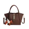 Bolsa de Mão Texturizada da Moda para Mulheres 2025 Novo Design de Nicho Bolsa de Ombro Único Transversal Bolsa Tote Bolsa Balde para o Dia a Dia