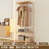 Conjunto de guarda-roupa de chão para o quarto, incluindo um cabideiro e prateleiras de armazenamento, adequado para closets e guarda-roupas de estilo aberto