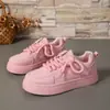 2026 Primavera e Outono Novo Estilo Tênis de Skate Baixo para Estudantes Sapatos Casuais Femininos Tênis Esportivos Atravessando Fronteiras Tamanho Grande Sapatos Brancos em Estoque