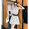 Vestido Feminino Moda Nova Primavera/Verão 2026 Estilo Retrô Francês com Decote V, Bolinhas, Alças, Sem Mangas, com Cinto e Saia Curta