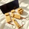 Soporte de bambú para teléfono móvil base llavero mini escritorio soporte perezoso llavero personalización de letras del logo
