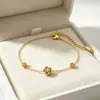 Pulseira de Camélia Dourada de Luxo para Mulheres, Design Único com Flores Bordadas em Diamante, Exquisita e Sofisticada, Presente Perfeito para Namorada