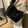 Nova bolsa tote versátil, grande capacidade, estilo casual, superfície macia, estampa de leopardo, coleção 2026, bolsa de ombro feminina em camurça para o dia a dia