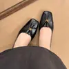 Sapatos femininos slip-on retrô Chuyuji de nicho no estilo old money com fivela de metal e salto baixo para o trajeto