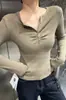 Novo top base versátil de manga longa para outono e inverno para mulheres, com corte justo, gola entalhada e detalhes de botões