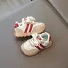 Tênis Infantis de Primavera 2025 Modernos para Meninos Tamanhos Pequenos e Médios com Velcro Calçados Casuais Tênis de Corrida Coloridos para Meninas