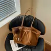 Bolsa de mão plissada retrô de grande capacidade para mulheres, nova bolsa de ombro casual outono/inverno 2026, bolsa de axila e bolsa tote para o dia a dia