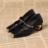 Zapatos de tacón grueso con corte bajo para comercio exterior transfronterizo, nuevo estilo primavera y otoño, zapatos pequeños de cuero slip-on con cadena metálica, tacón medio, versátiles