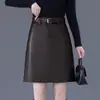 Moderna minifalda de cuero negro para mujer, nuevo estilo otoño e invierno 2026, de cintura alta, falda de línea A que estiliza, elegante y versátil, minifalda ajustada al cuerpo