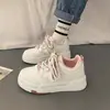 Zapatillas de Suela Gruesa Estilo Chino Estilo Hong Kong para Mujer Otoño 2025 Nuevos Zapatos Casuales Versátiles de Nicho Zapatos Deportivos Blancos
