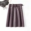 Saia de Couro com Fivela Vintage para Mulheres, Nova Coleção Outono 2026, Cintura Alta, Slim Fit, Que Marca o Quadril, Saia Lápis Emagrecedora de Comprimento Médio