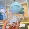 Nuevo vaso para beber para bebé, vaso de plástico con pajita para niños con asa, bola de gravedad, vaso de agua de dinosaurio de dibujos animados para bebé