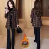 Abrigo de lana de invierno para madre de mediana edad con bolsillos tridimensionales, solapa de cuadros y forro extra grueso, abrigo de lana de longitud media