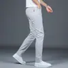 Pantalones casuales blancos para hombre, nuevo modelo otoño 2026, rectos ajustados, versátiles para negocios, pantalones largos de primavera y otoño para hombre