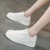Zapatillas blancas de suela gruesa para mujer, nueva moda de verano, estilo deportivo casual, zapatillas versátiles que aumentan la altura, zapatos cómodos y ligeros para mujer
