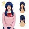 Peluca de cosplay de niña mariquita con doble coleta azul real con flequillo y cinta roja, peluca de cabeza completa, en stock en la fábrica