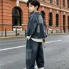 Conjunto Estiloso para Meninos 2026 Primavera e Outono Novo Estilo Coreano Jeans Manga Longa Conjunto de Três Peças Roupas de Outono para Crianças Pequenas Atacado