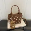 2026 Outono Inicial Nova Exquisita Bolsa Transversal Feminina de Bolinhas Moda Vintage Bolsa de Mão Suede Estilo Balde Atacado Bolsa Feminina