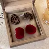Pendientes esféricos de color vino con estampado de leopardo flocado vintage, creando un ambiente acogedor de otoño/invierno, con un diseño geométrico único y elegante para mujer