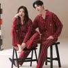 Pijama Rojo de Algodón Elástico para Pareja de Otoño al por Mayor, Cárdigan para Mujer con Cuello Solapa, Mangas Largas, Corte Holgado, Se Puede Usar Afuera, Disponible para Dropshipping