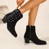 Botas de tornozelo femininas de moda europeia e americana, bico fino, salto grosso, com rebites e zíper lateral, botas estilo western cowboy emagrecedoras, atacado transfronteiriço