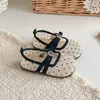 Zapatos de lona para niñas con diseño calado, transpirables y de suela suave, nuevo modelo de verano 2026 para niños, zapatos de princesa para bebé niña, zapatos bajos de una sola pieza