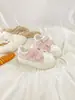 Tênis infantis de sola macia, novo modelo primavera e outono 2026, sapatos brancos versáteis, fofos e estilosos, tênis de treino alemães estilo kitten