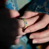 Anillo de Flor de Zircón con Goteo de Aceite Electrochapado en Oro Real de 18K, Anillo Vintage para Dedo Índice, Lujo Accesible Elegante, Joyería de Mano de Nicho