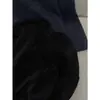 DestaqueYuran 26 Nova Coleção de Início de Outono: Fio de algodão orgânico tecido sob medida com detalhes de nós texturizados, criando uma blusa de tricô de manga longa atmosférica