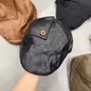 2025 Nuevo Sombrero de Botón Delantero de Color Puro Estilo Retro para Mujer Otoño e Invierno Viajes Estilo Hong Kong Boina de Piel Sintética Tendencia