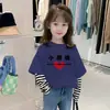G2105 # Camiseta Rayada Estilosa Falsa de Dos Piezas para Niñas, Camiseta Rosa de Algodón Puro para Niños, Nuevo Conjunto de Otoño 2025 para Niñas.