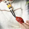 Pau-rosa é uma riqueza de tesouros, um pingente com um design único e criativo, um presente decorativo, um acessório para celular, um pingente com padrões esculpidos