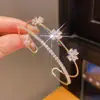 ¡Trébol de cuatro hojas incrustado de diamantes! Pulsera de flor de circonita luz de lujo alta gama cadena de mano simple moda nicho temperamento joyería de mano venta al por mayor