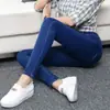 Pantalones de mezclilla azul claro elásticos de talle alto estilo europeo y americano de talla grande para mujer, ajustados, con efecto adelgazante, tipo lápiz que cubren los glúteos para pies pequeños