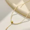 Colgante de Bola Esmerilada Retro de Lujo Ligero Estilo Francés con Collar de Perlas Pequeñas, Moderno y Versátil con un Toque de Alta Gama