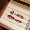 Anillo Abierto de Zircón Borgoña para Mujer Diseño Retro de Nicho Anillo para Dedo Índice Lujo Accesible Gama Alta Anillo Apilable Otoño e Invierno