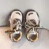 Zapatos Deportivos para Niños 2026 Nuevo Otoño Zapatos tipo Papá para Niños Suela Suave Antideslizantes de Cuero Zapatos Casuales para Niños Medianos y Grandes