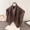 Bufanda versátil y elegante para el día a día con un patrón de espiga de terciopelo sintético, que ofrece una sensación de algodón y lino. Se puede usar como pañuelo para la cabeza, chal, bufanda decorativa para el cuello o bufanda.