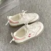 Sapatos Femininos Versáteis de Alto Acabamento, Tendência Chinesa Moda Nova Temporada 2026 Tênis Esportivos Leves que Aumentam a Altura para Mulheres