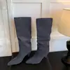 Botas de Salto Bloco Apontadas em Camurça Outono/Inverno 2026 Botas Meia Fina Acima do Joelho Elegantes para o Trabalho Outono/Inverno 2026 Combinadas com Saias