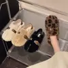 Chinelos peludos para o outono e inverno para mulheres, sapatos de algodão para uso externo em novo estilo 2026, sapatos da moda com sola plana, tendências, sola macia