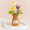 Plantas de tulipa em vaso feitas à mão em crochê transfronteiriças, vasos tecidos em fio, decorações de mesa com rosas artificiais