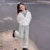 Conjunto de dos piezas de moda para niñas de primavera y otoño con un nuevo diseño de nicho, que incluye una sudadera con capucha de dos piezas falsas y pantalones casuales a cuadros