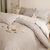 Modelo Nuevo 2026 Juego de Cuatro Piezas Bordado de Toalla de Doble Uso de Algodón Cepillado AB, Juego de Tres Piezas de Sábana de Cama de 1.2 m, Gris Leche Cereza