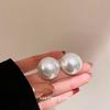 Pendientes de círculo de perlas grandes de aguja plateada, pendientes de nicho de moda exagerados y elegantes de alto sentido, pendientes retro franceses que combinan con todo