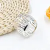 Venta Caliente Europea y Americana Nuevo Simple Forma de Tambor Cerrado Hueco Martillado Anillo para Servilletas Oro y Plata Fabricante de Anillos para Servilletas Venta al por Mayor