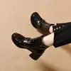 Botines Elegantes para Mujer 2026 Otoño/Invierno Nuevas Llegadas Tacón Grueso Punta Redonda Botines de Charol Calidez con Terciopelo Botines Pequeños de Cuero Adelgazantes para Mujer