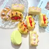 Juguetes de Comida de Resina, Pan de Fresa Simulado, Pasadores Hechos a Mano DIY, Bolsas Ciega para Casa de Muñecas, Adornos Pequeños para Juego Imaginario, Accesorios al por Mayor