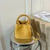 Bolso Pequeño Retro Color Marrón Maillard 2026 Nuevo Bolso Cruzado Versátil Casual para Mujer Bolso de Cubo Exquisito para Llevar en la Mano