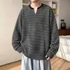 Camiseta de manga larga con cuello en V a rayas para hombre, ropa versátil de otoño de corte holgado, estilo americano moderno para adolescentes, nueva camiseta básica 2026
